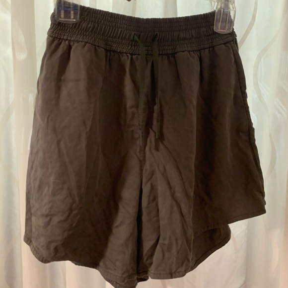 Lululemon Feeling Femme Shorts Army green 5.5" - Picture 2 of 4